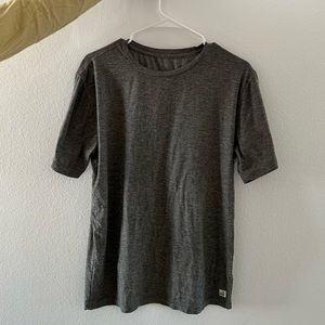 Vuori athletic shirt size large